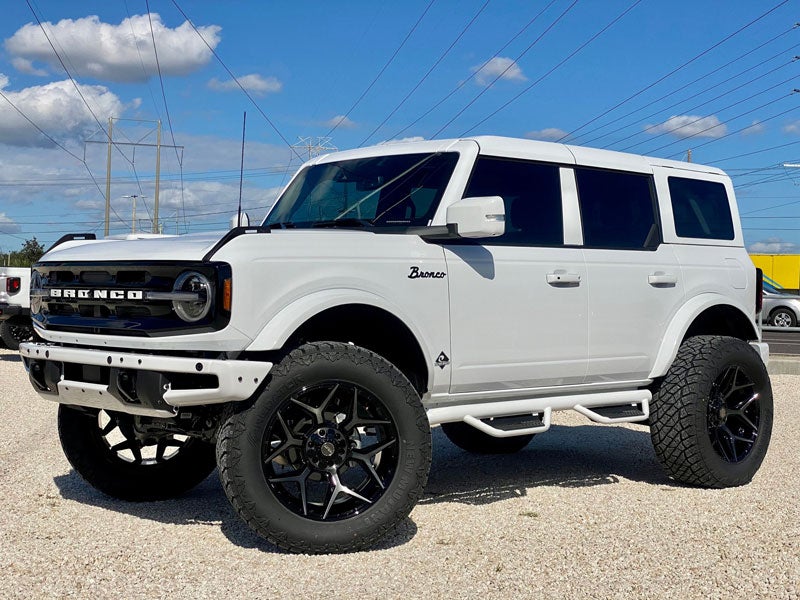 2022 CUSTOM LIFTED BRONCO OUTER BANKS, V6 WHITE BRONCO, 37" TIRES, 4" FABTECH LIFT, CUSTOM LEATHER, WHITE OUT 